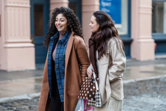 Amigas paseando por el centro de la ciudad